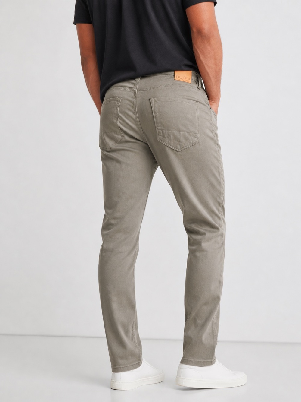 DU/ER N2X Relaxed Taper Pants Mens Taupe Stretch Performance Jeans 34